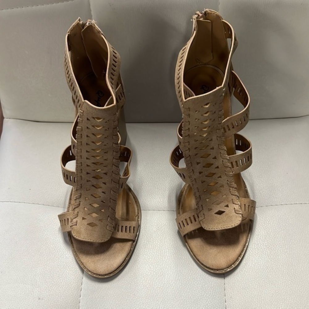QUPID size 7 1/2 heel with zippered back Perfect for dressing up a summer outfit